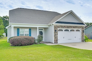 A single-story house with a garage, a stone accent wall, and a well-maintained lawn. - 3 Mi to Ecu! Modern Home w/ Game Room (Greenville)