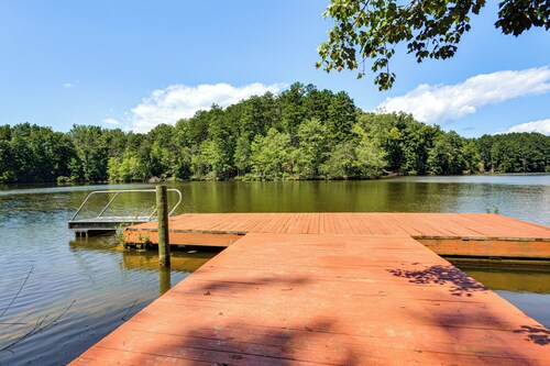 Pinnacle Lakefront Retreat: Dock, Canoe & Fire Pit