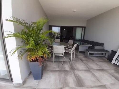 LUXURY RESIDENCE WITH OCEAN VIEWS NEAR ALL AMENITIES