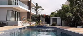LUXURY RESIDENCE WITH OCEAN VIEWS NEAR ALL AMENITIES