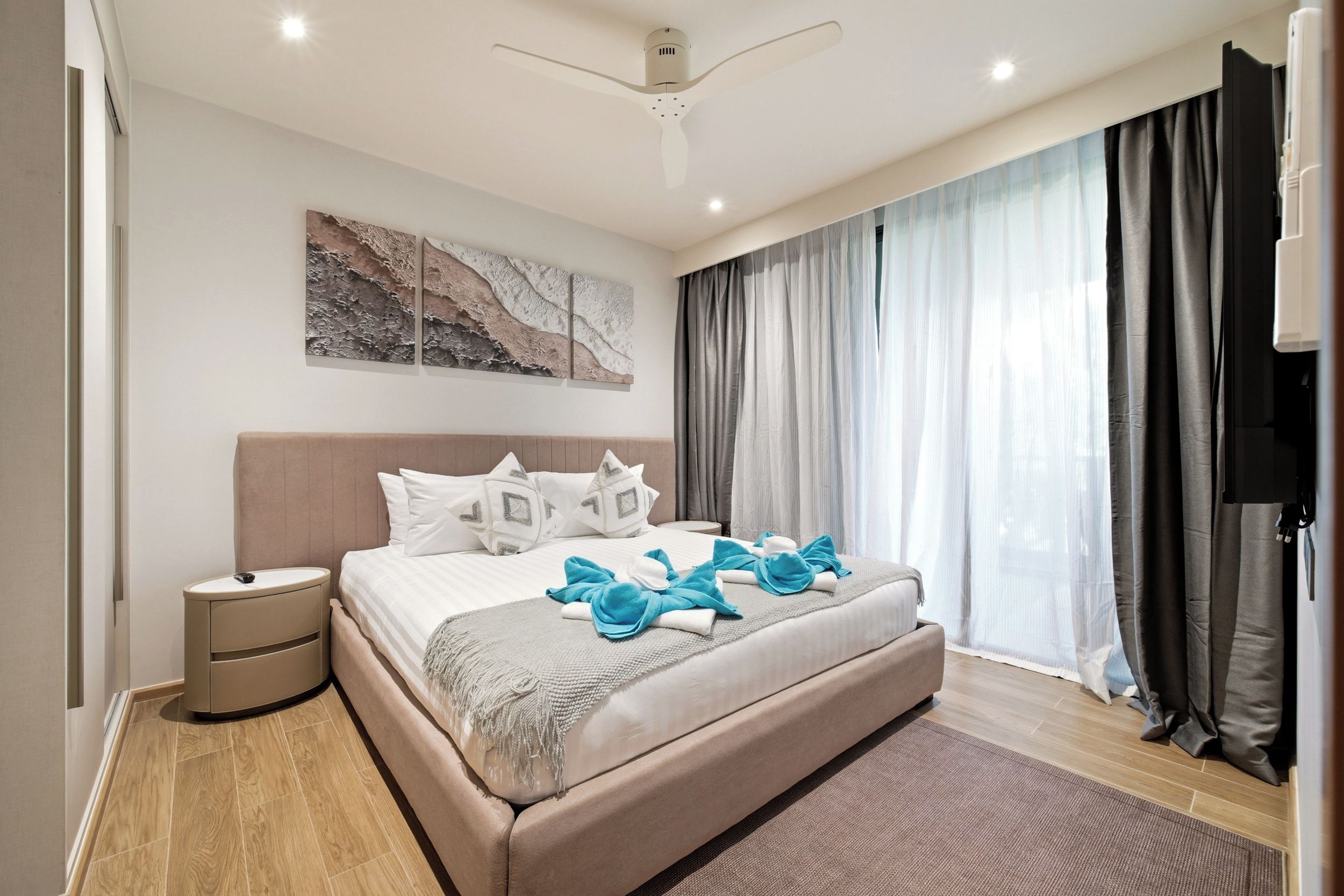 Deluxe appartement, 3 slaapkamers | Een kluis op de kamer, een strijkplank/strijkijzer, gratis babybedden