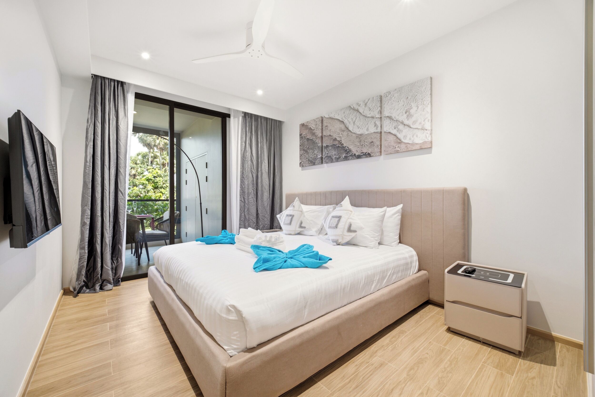Deluxe appartement, 2 slaapkamers | Een kluis op de kamer, een strijkplank/strijkijzer, gratis babybedden