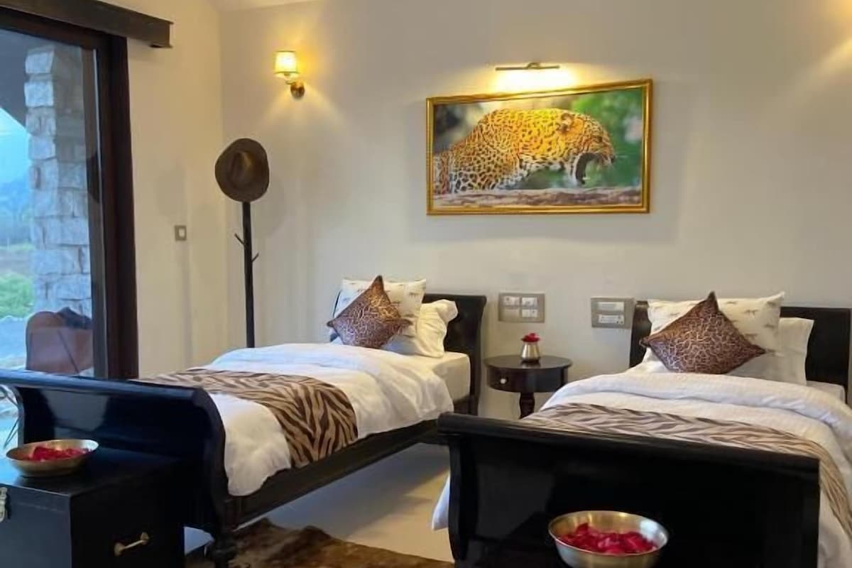 Cottage, nhiều giường, bồn tắm | Khu vực làm việc phù hợp cho laptop, phòng cách âm 