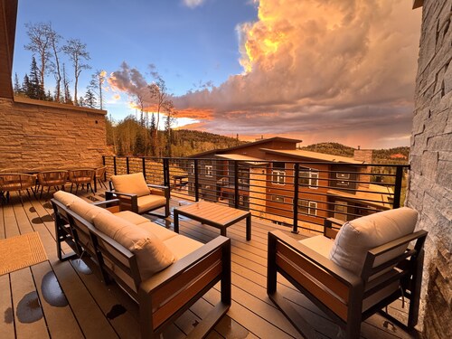 6BR Luxury Ski-In/Ski-Out Chalet with Private Sauna, Hot Tub, EV, AC