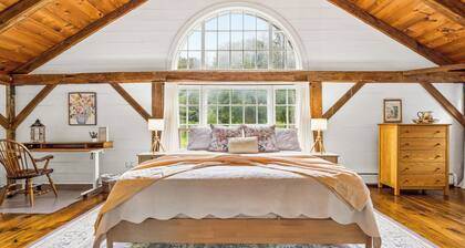 Modern, Restored Farmhouse Walking Distance to Cushing Academy in Ashburnham, MA