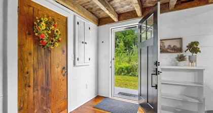 Modern, Restored Farmhouse Walking Distance to Cushing Academy in Ashburnham, MA