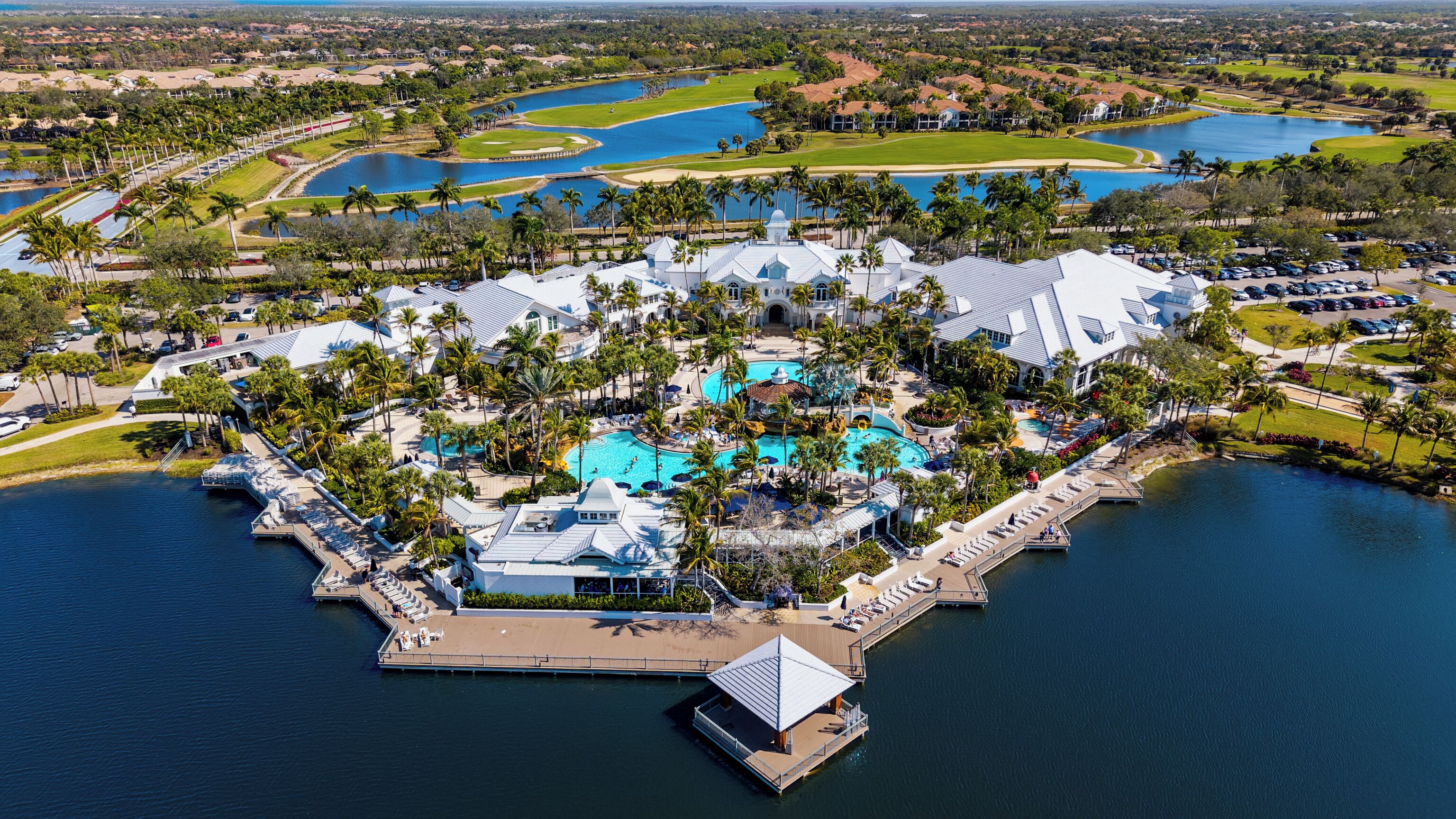 Un complexe hôtelier doté de plusieurs piscines, d’un port de plaisance et d’un parcours de golf.