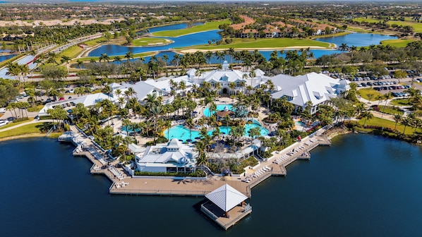 Un resort con varias piscinas, un puerto deportivo y un campo de golf.
