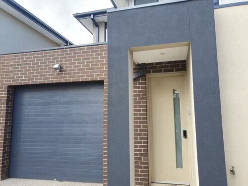 Spacious n comfortable modern family home near Train Station with free wifi