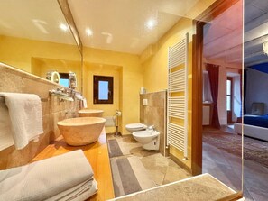A modern bathroom with a large sink, toilet, and shower area. - Charming Holiday Suites in the Heart of Cannero Riviera, Lake Maggiore (Cannero Riviera)