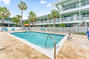 Onsite Heated Pool at Tropic Terrace - 🌴Pool/Shuffleboard/Grills🌞Beachfront Property🐠Tropic Terrace 18 (Treasure Island)