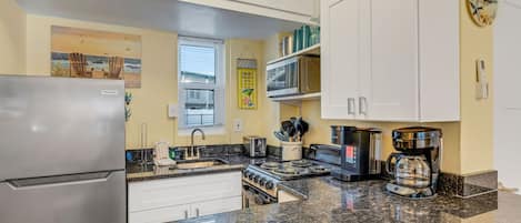 Coffee/tea maker, fridge, microwave, oven