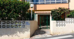 A building entrance with a gated door, a sign reading 'EDF VIOLA', and a decorative wall with lattice patterns. - Apartment 'Calypso' with Shared Pool, Wi-Fi and Air Conditioning (Mijas)