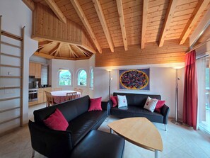 Ein modernes Interieur mit Essbereich, Sofas und einem Gemälde.