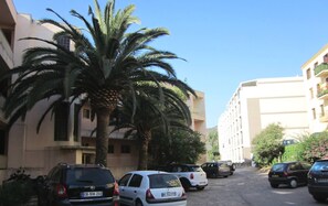 Property grounds - Calvi Center, beach 200 m away, 1-bedroom apartment: sleeps up to 4, air conditioning, balcony, free private parking. (Calvi)