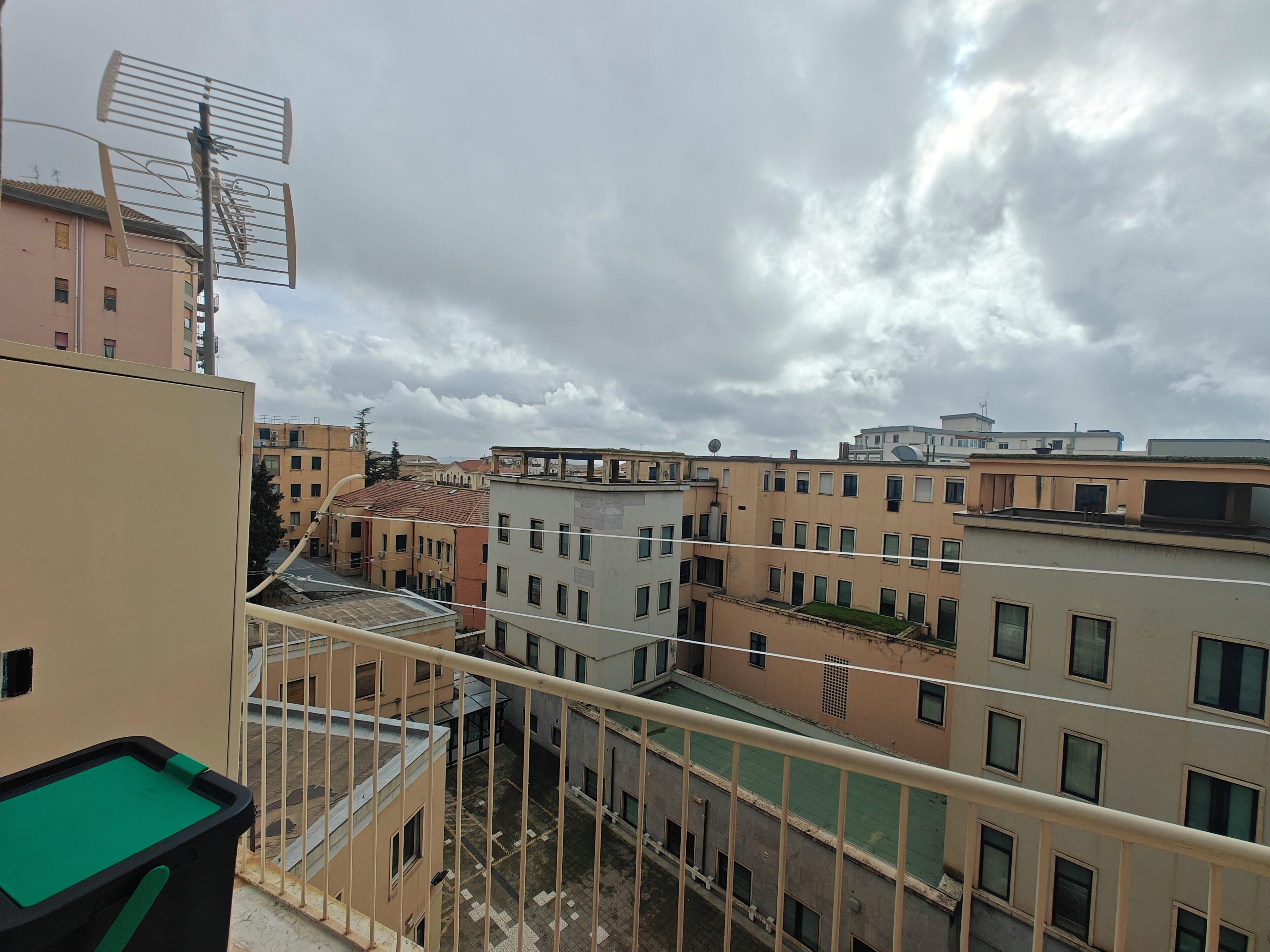 Un edificio residenziale a più piani con balconi e vista sul cielo.