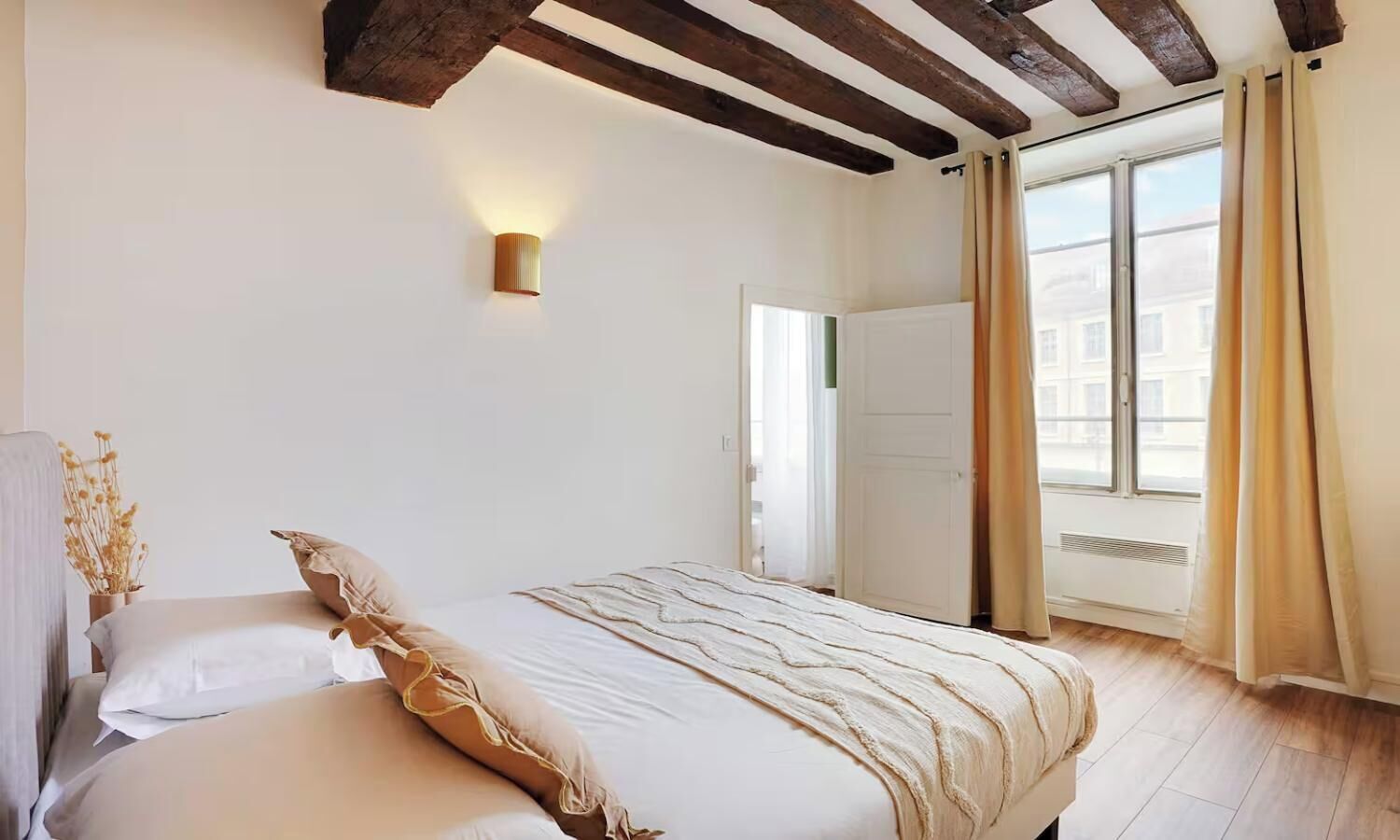 2 bedrooms, in-room safe, desk, iron/ironing board