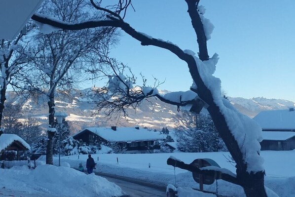 A snowy landscape with houses and a road. - Country House Dream View (Ofterschwang)