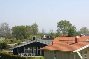 Zona residencial con casas, cielo despejado y vegetación.