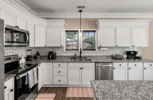 Sleeps 11 4BR2B Big Patio 2 Grills Plenty of Parking