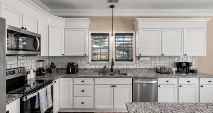 Sleeps 11 4BR2B Big Patio 2 Grills Plenty of Parking