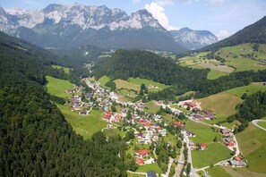 A village with houses and a mountain backdrop. - "Watzmann" in the "Bartmann" house (Ramsau)