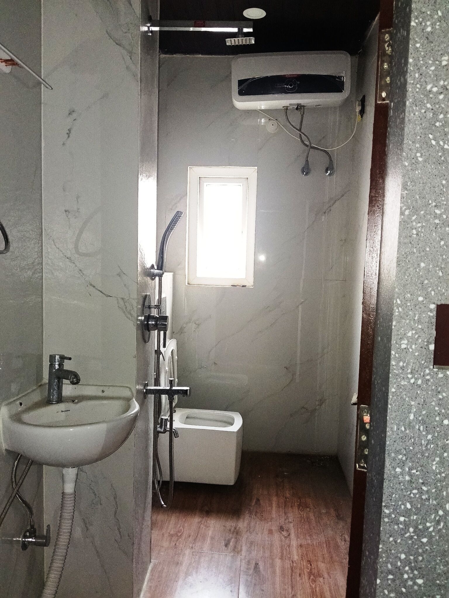 Basic Double Room | Bathroom | Shower, free toiletries, towels