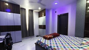 Ein modernes Schlafzimmer mit Bett, Schreibtisch und Kleiderschrank.