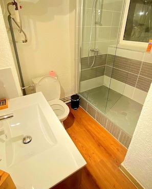 A bathroom with a toilet, sink, and shower. - A Cozy Retreat 150 Meters from the Arènes - Comfort - Restaurant (Nîmes)