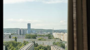 Eine Stadtansicht mit Hochhäusern, einem markanten Wolkenkratzer und Wohngebieten.