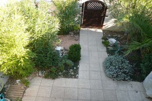 A garden pathway leading to a gate. - Le Clos d'Elsa N° 19 (Gruissan)