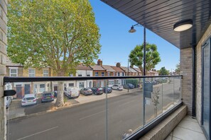A residential street with parked cars and houses. - Balcony Studio in Northfields - Apt 1 (London)
