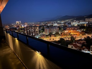 A nighttime cityscape with a view of buildings and a river. - Luxe Residence, 2BR, Skopje Central, Riverside, Vodno View, AC (Skopje)