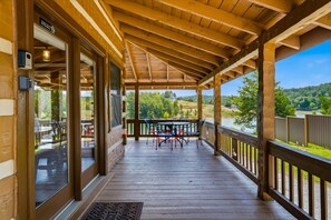 Outdoor dining - Douglas Lakefront Cabin, Boat Ramp, Private Dock, Hot Tub! (Sevierville)