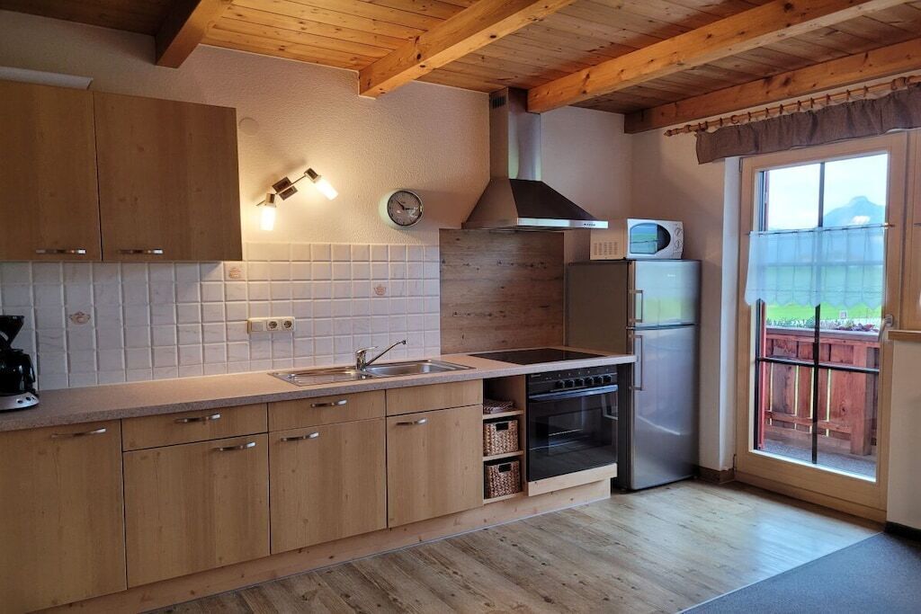 Wasserkocher mit Kaffee-/Teezubehör, Kühlschrank, Ofen, Herdplatte