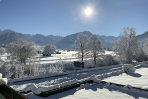 A snowy landscape with mountains in the background and a clear sky. - Holiday apartment with 2 bedrooms (Oberstdorf)