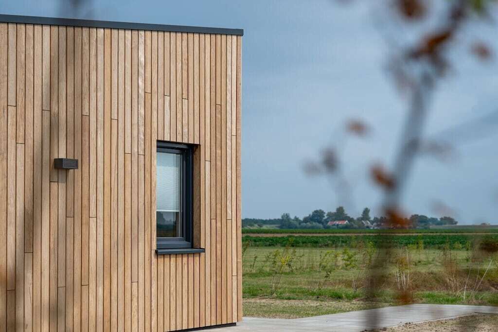 Un bâtiment moderne avec une façade en bois et une fenêtre.
