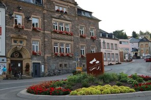 Un edificio de piedra con un letrero que indica 'Saarbrücken' y 'Volksbank' en la fachada.