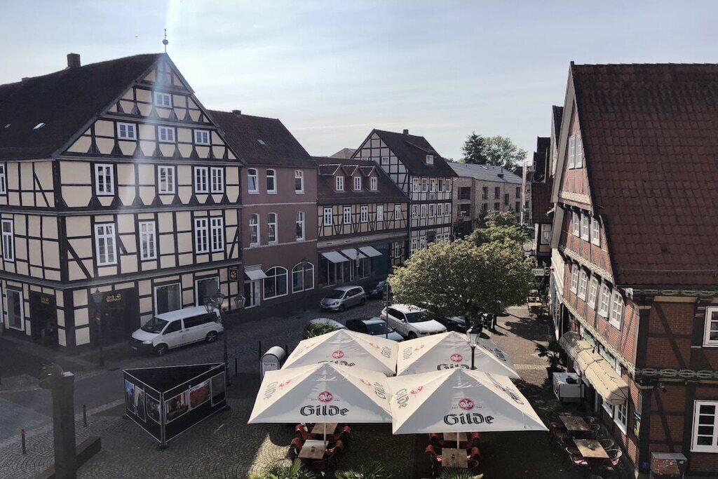 Ein traditionelles Fachwerkhäuschen mit einem weißen Lieferwagen davor.