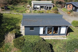 A modern house with a sloped roof, a covered porch, and a well-maintained garden. - Holiday home in Bad Bentheim with Wi-Fi (Bad Bentheim)