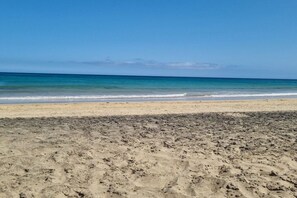 A beach with a clear sky and calm sea. - Holiday apartment with 1 bedroom (Costa Calma)