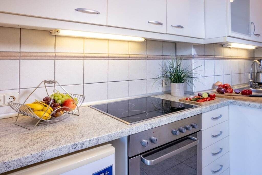 Coffee/tea maker, fridge, oven, stovetop