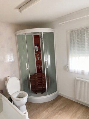 Bathroom - 3-bedroom family home with parking, perfect for exploring Arras and the surrounding area (Anzin-Saint-Aubin)