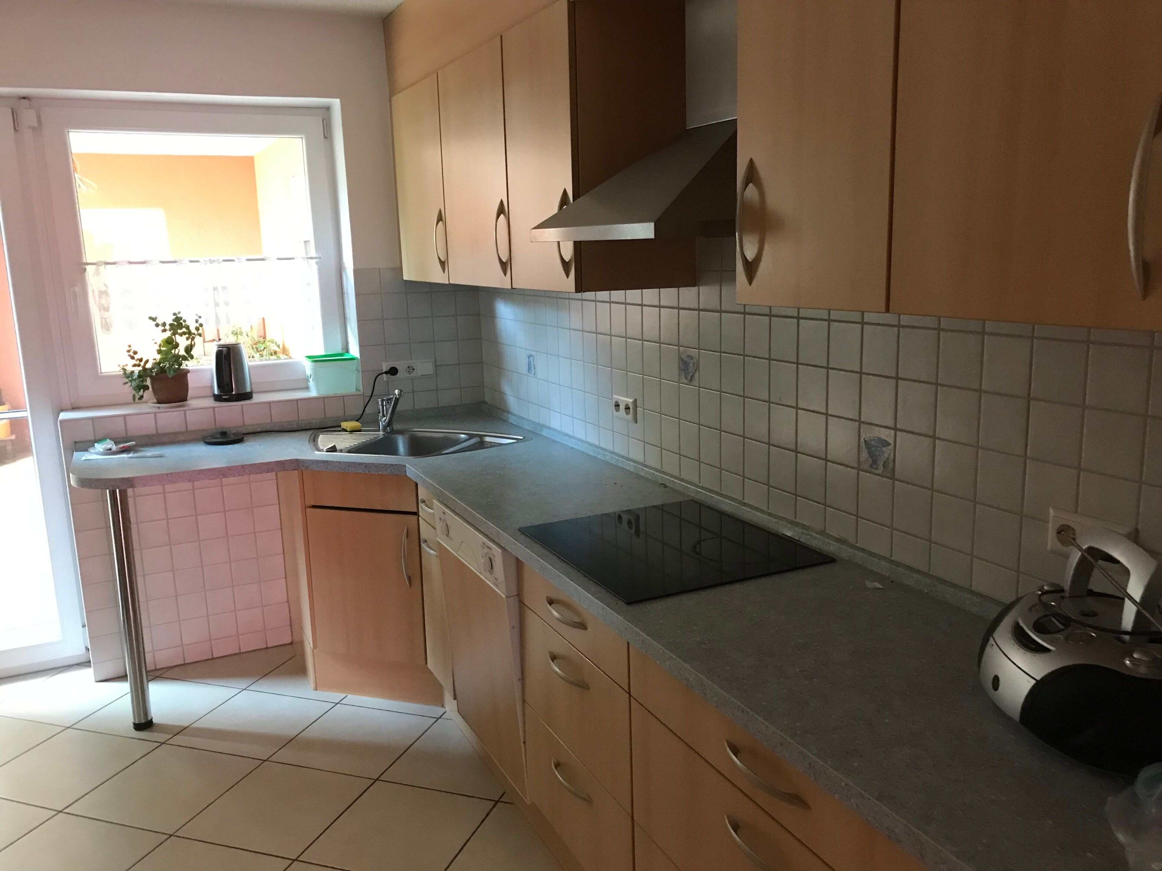 Wasserkocher mit Kaffee-/Teezubehör, Kühlschrank, Ofen, Herdplatte