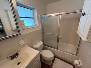 Ein Badezimmer mit Toilette, Waschbecken und Dusche.