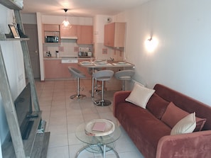 Living area - Beautiful apartment located right in the heart of Burgundy (Levernois)