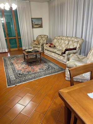 A living room with a sofa, armchairs, a coffee table, and a rug. - Marisa's Home (Santa Croce sull'Arno)
