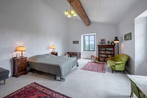 A bedroom with a bed, bedside tables, a bookshelf, a chair, a desk, and a window. - Vrbo Property (Orthoux-Sérignac-Quilhan)