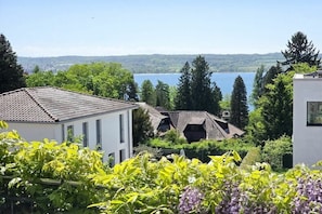 A residential area with houses, a lake, and greenery. - Holiday apartment with 1 bedroom (Überlingen)