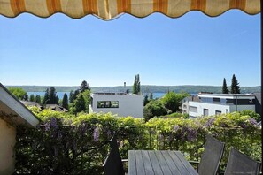 A residential area with modern buildings, a view of a lake, and grapevines. - Holiday apartment with 1 bedroom (Überlingen)